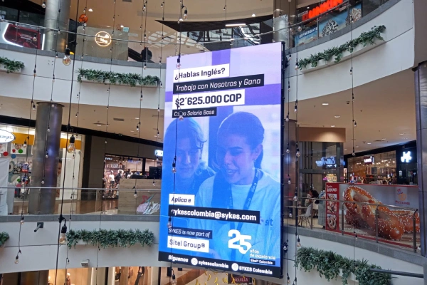 Pantalla digital instalada en un centro comercial mostrando contenido publicitario diseñado por PyP Medios.