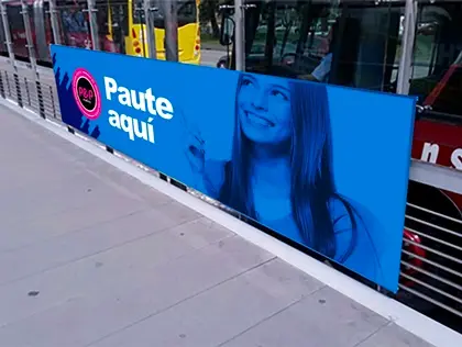 Publicidad con bastidores en los pasillos de las estaciones de servicio de transporte público